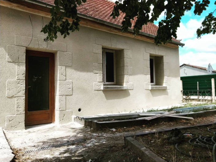 Image avant/après du mur intérieur d'une maison en moelon dont les murs sont rénovés intégralement : toiture, ravalement, huisserie